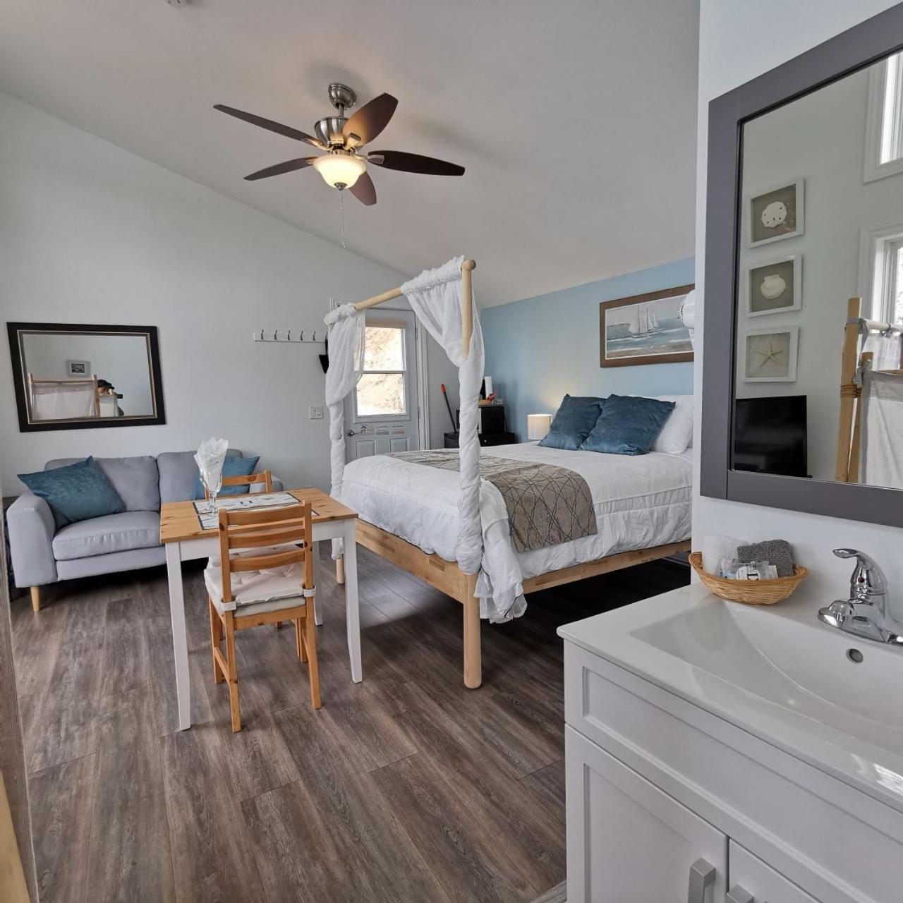 Knotty Pine Ocean Front Suite - Adults Only Ingonish Oda fotoğraf